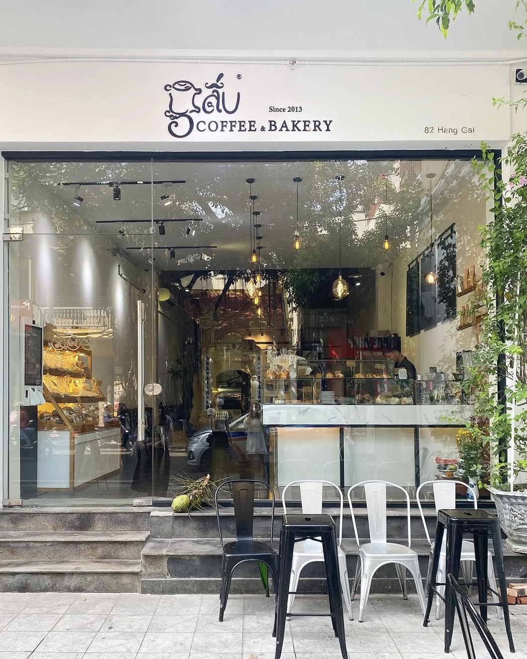 Façade en brique et verrière de Giấu Coffee & Bakery à Hanoi