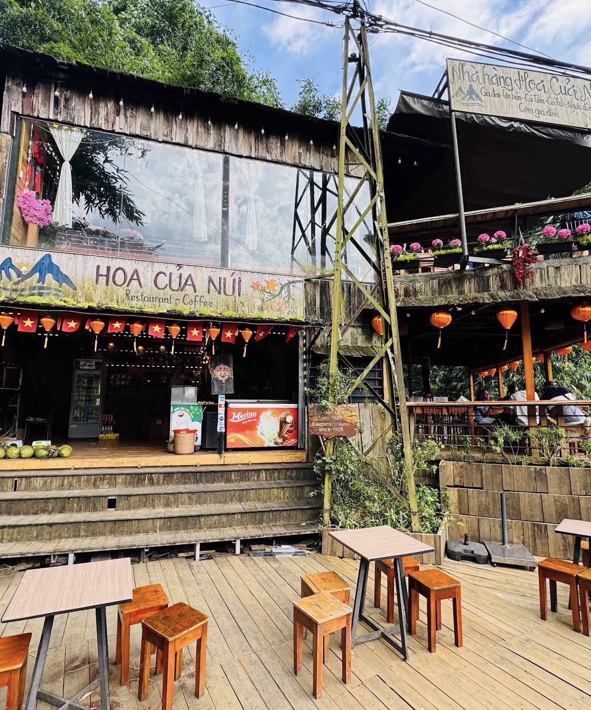 Terrasse en bois et enseigne rustique de Hoa Cua Nui à Cát Cát, Sapa