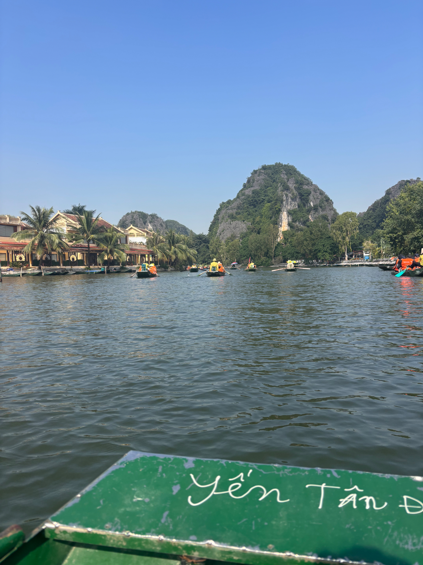 Barque sur la rivière de Tam Cốc